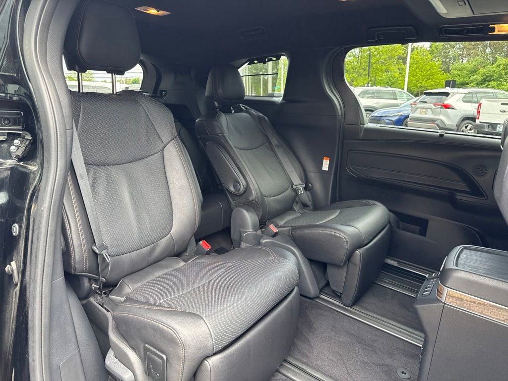 Used 2025 Toyota Sienna Platinum AWD/4WD image 32
