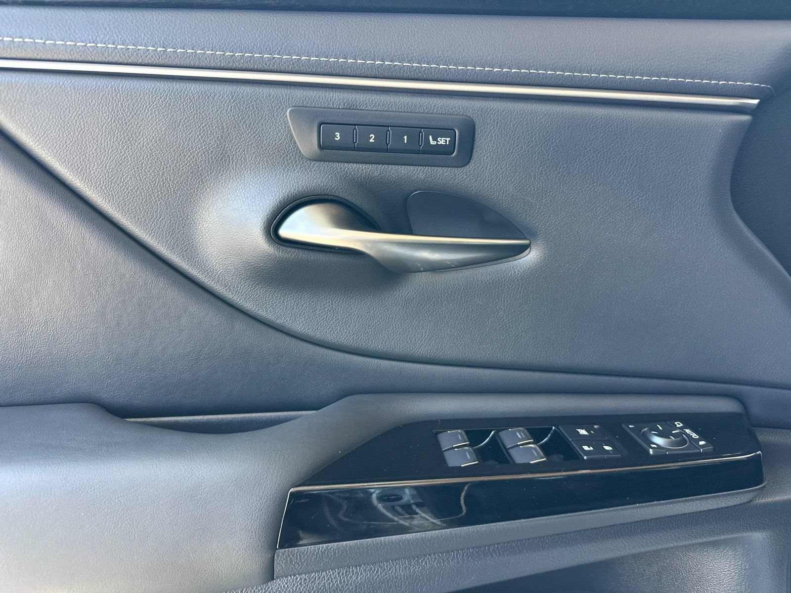 Used 2023 Lexus ES 350 w/ Premium Package FWD image 11