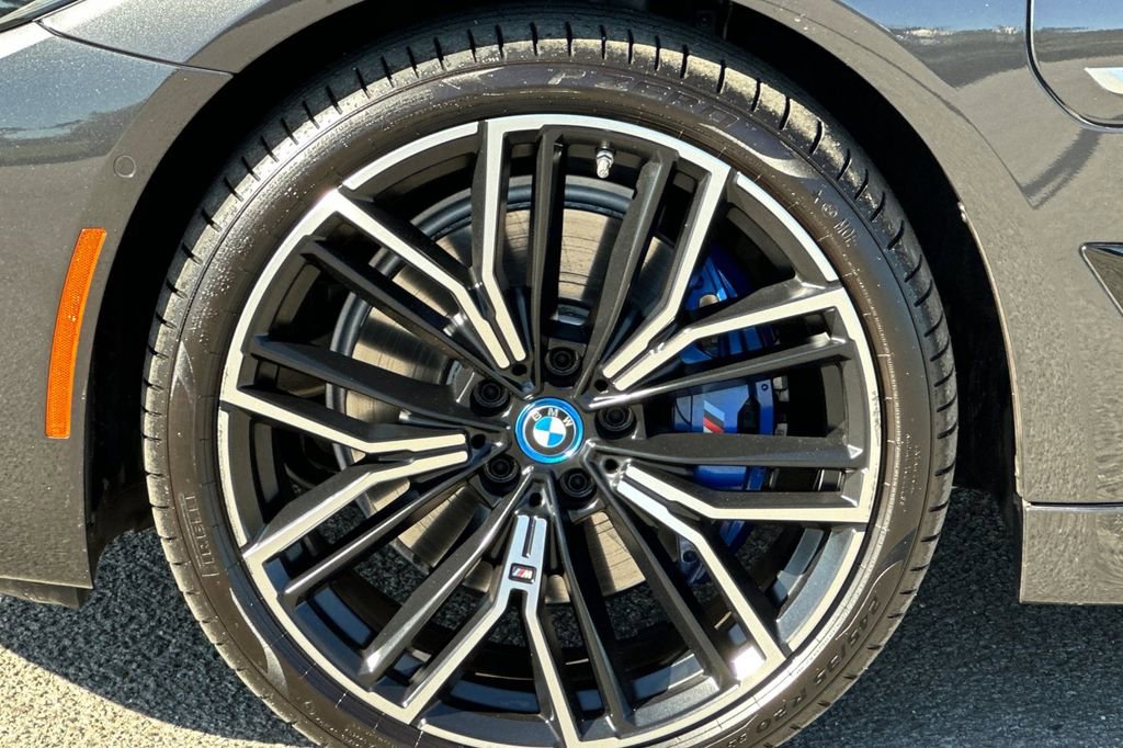 Used 2023 BMW 530e w/ M Sport Package image 32