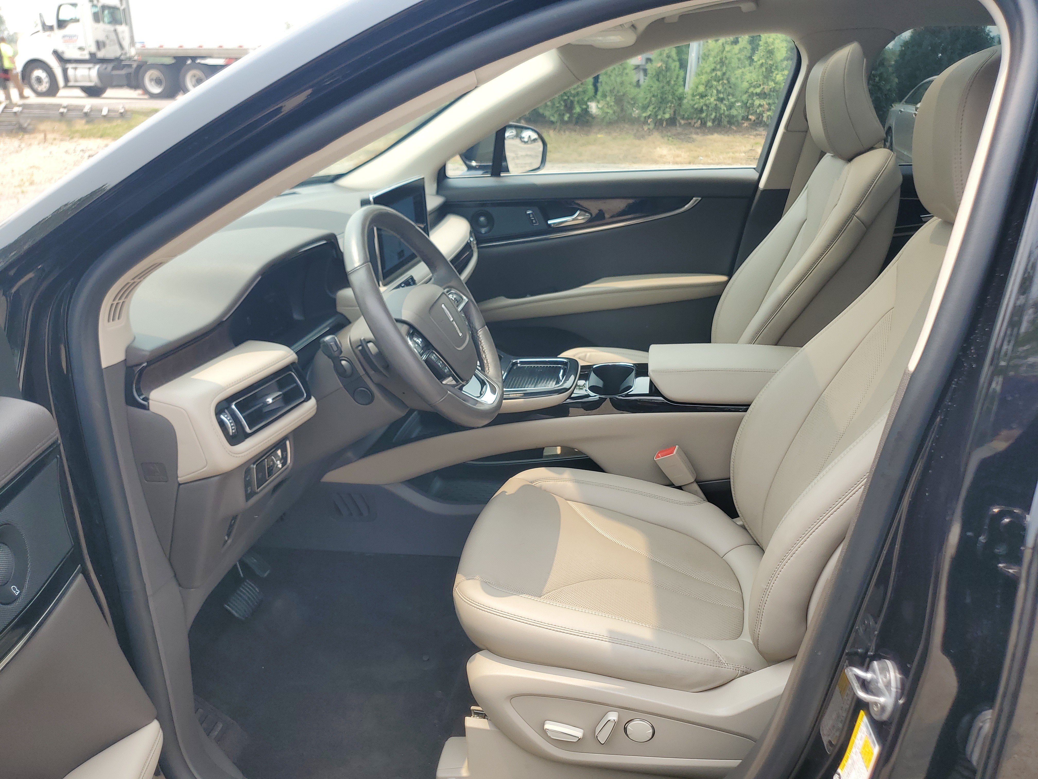 Used 2023 Lincoln Nautilus Reserve w/ Equipment Group 201A AWD/4WD image 12