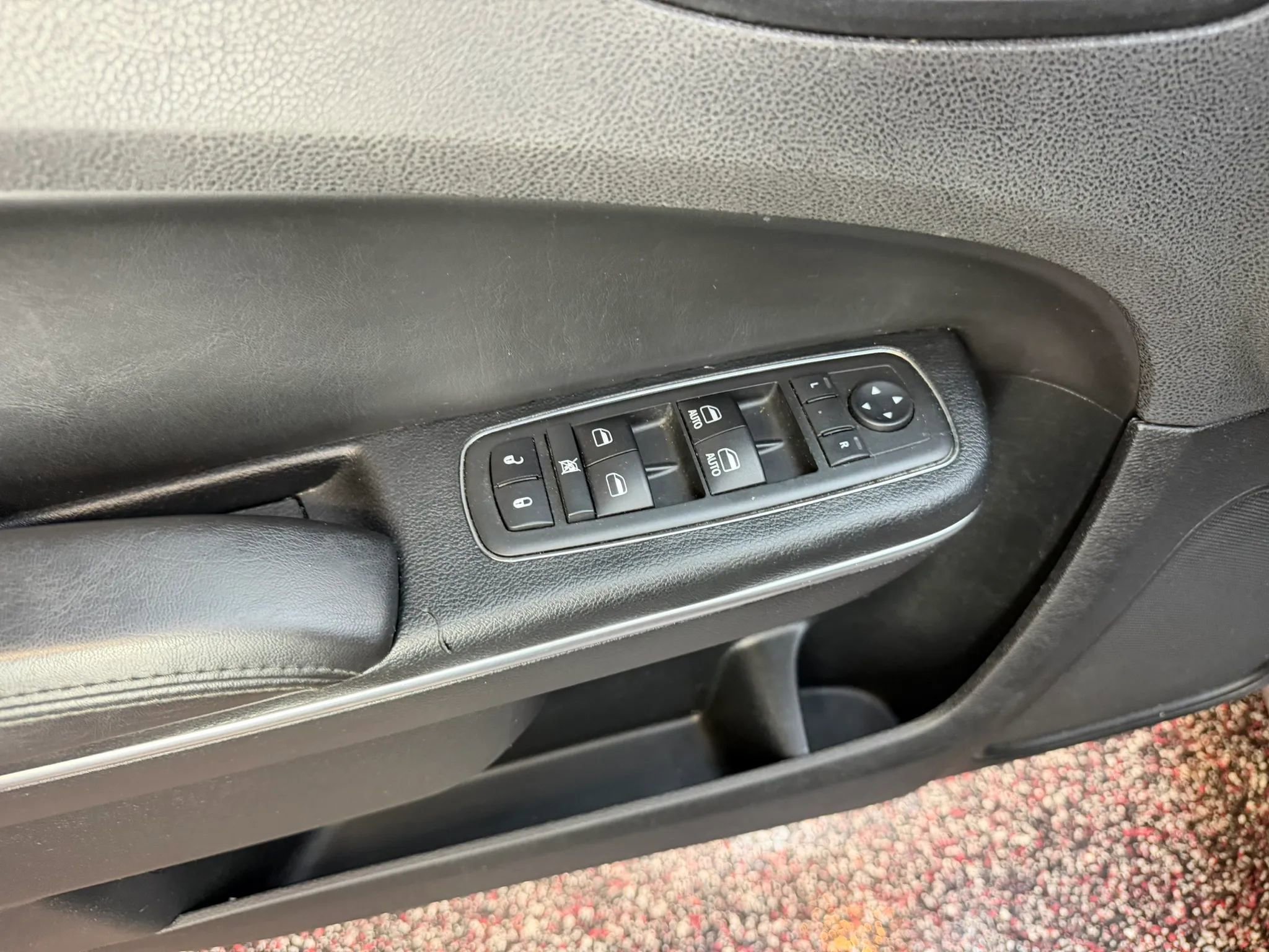 Used 2018 Chrysler 300 Limited RWD image 12