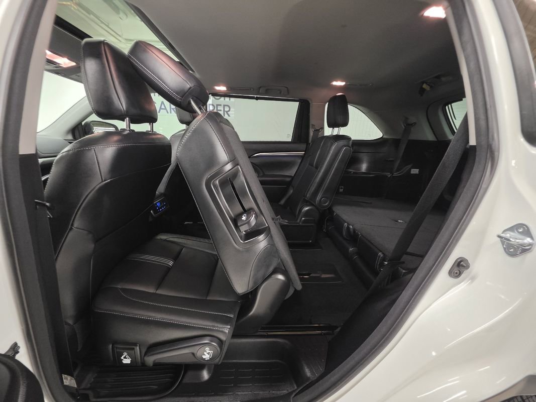 Used 2017 Toyota Highlander SE image 38