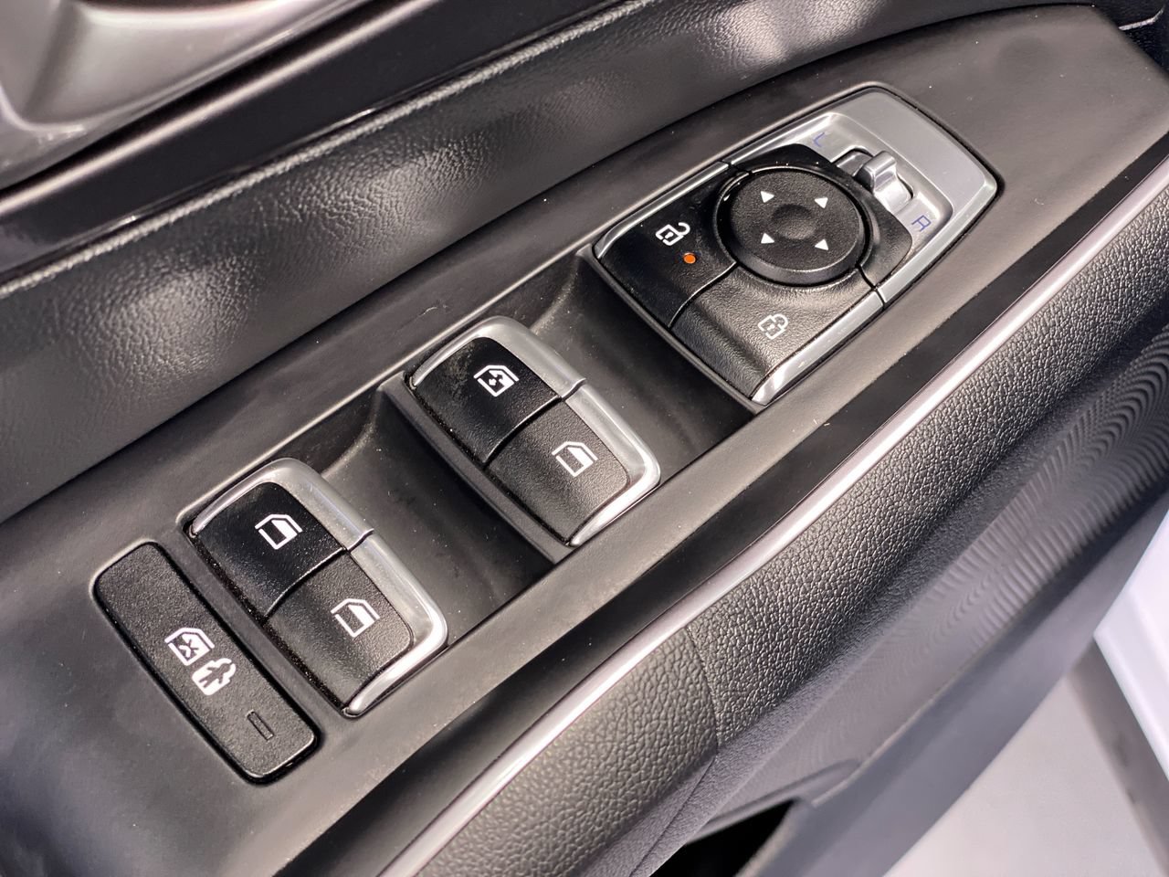Certified 2025 Kia Sorento LX FWD image 18