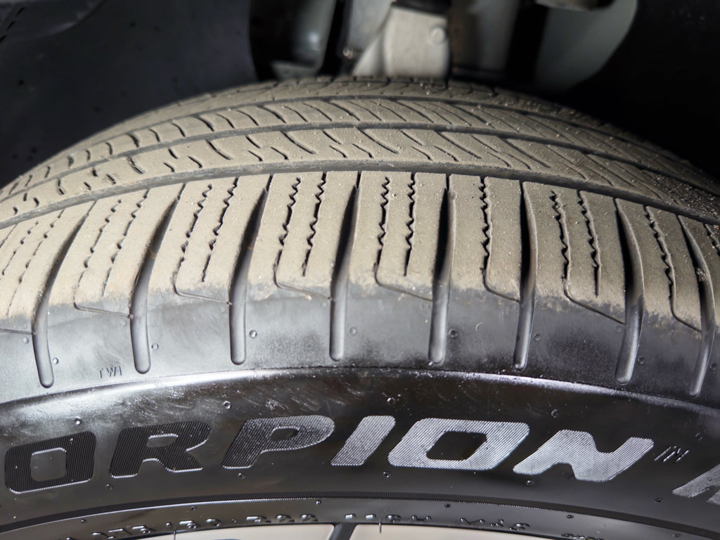 Used 2025 Rivian R1S Adventure AWD/4WD image 32