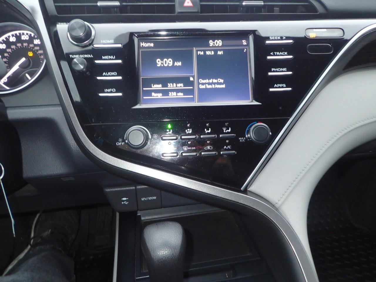 Used 2018 Toyota Camry LE FWD image 17