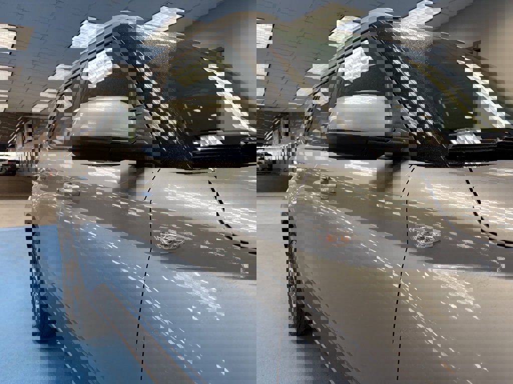 Used 2025 Hyundai Venue SEL image 4