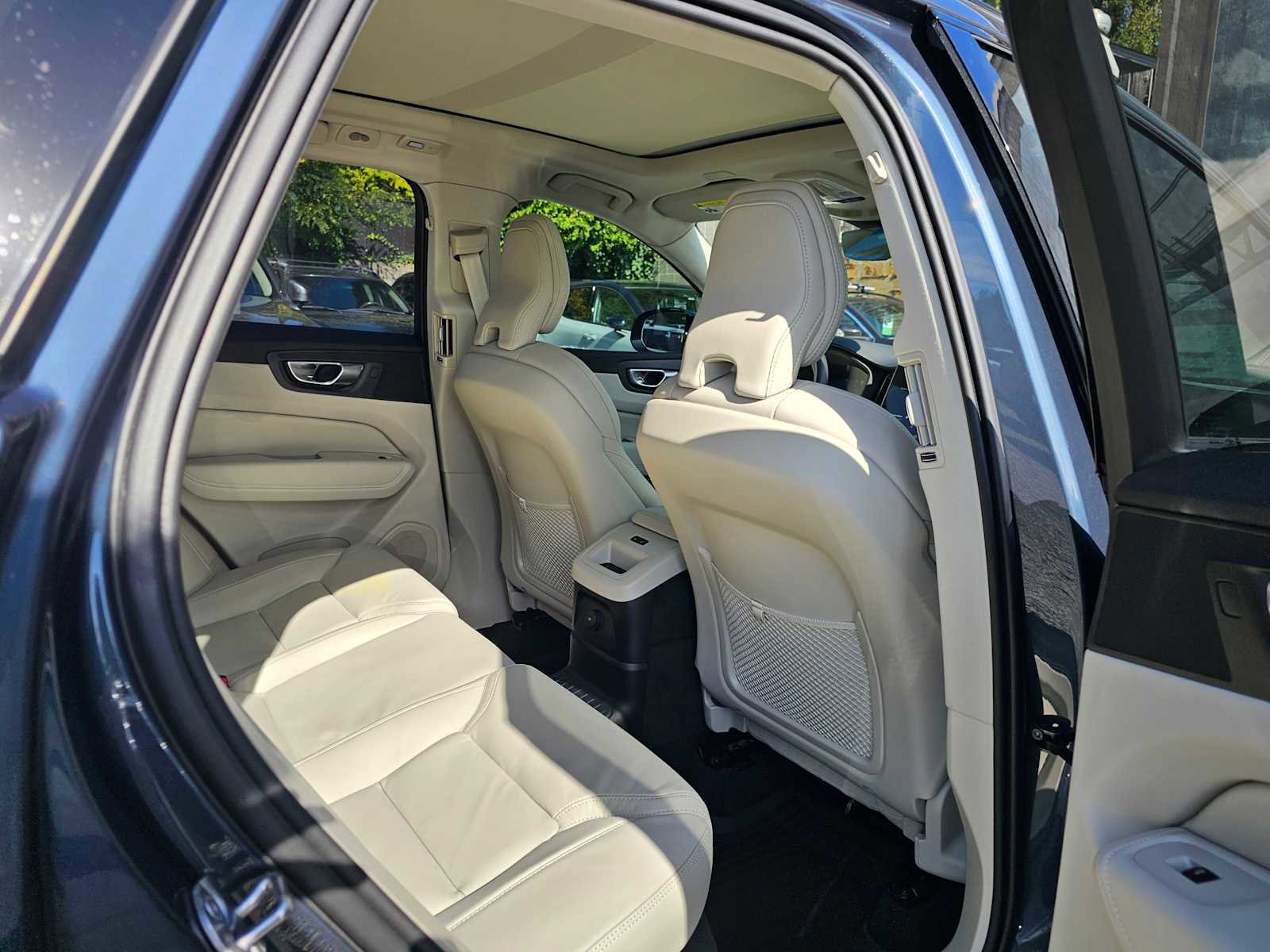 New 2026 Volvo XC60 T8 Ultra w/ Protection Package Premier image 12