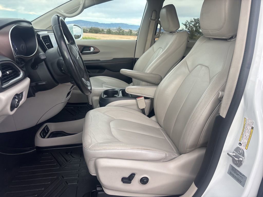 Used 2017 Chrysler Pacifica Touring-L FWD image 9
