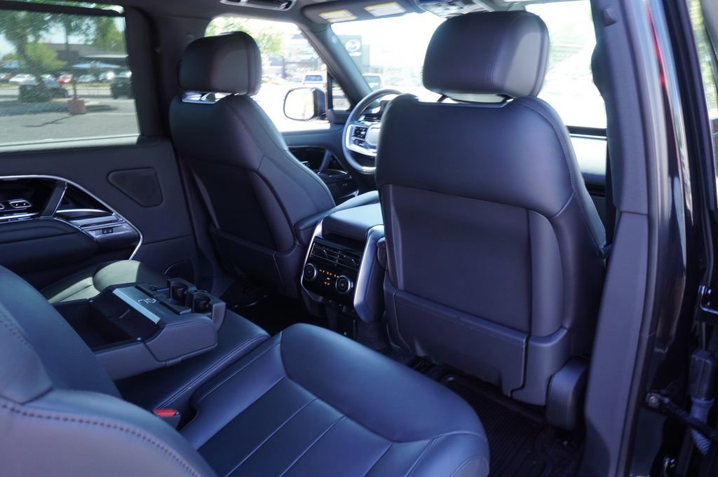 Used 2025 Land Rover Range Rover Long Wheelbase SE image 11