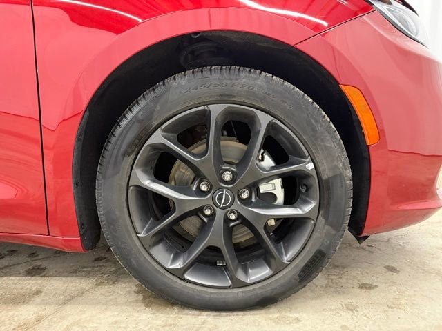 Used 2025 Chrysler Pacifica Limited image 32