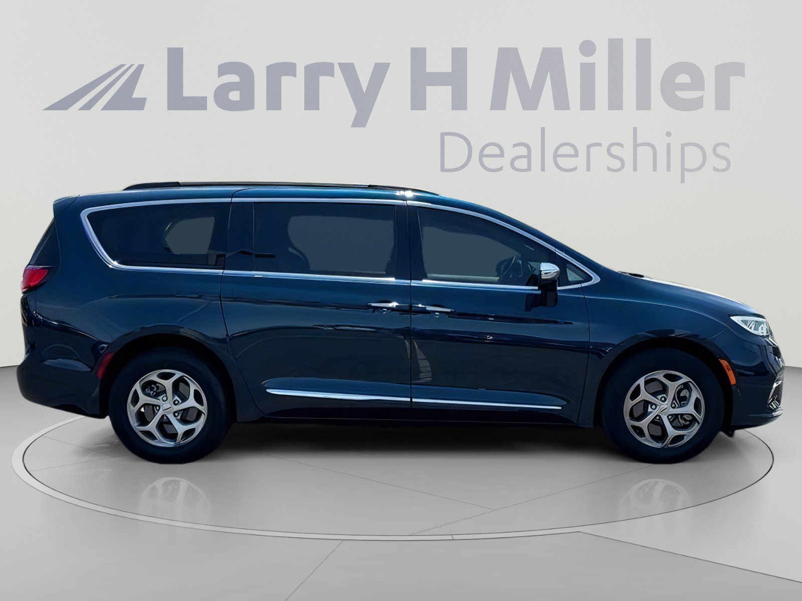 Used 2022 Chrysler Pacifica Limited w/ Uconnect Theater Family Group AWD/4WD image 7