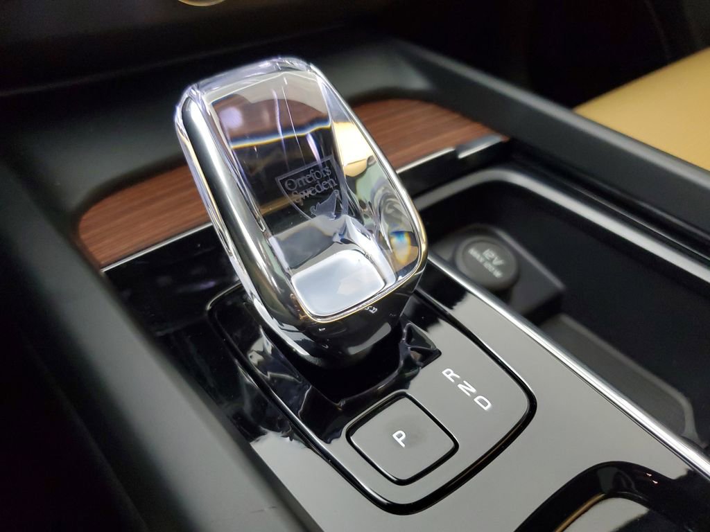 Used 2024 Volvo XC60 B5 Ultimate w/ Protection Package Premier image 34