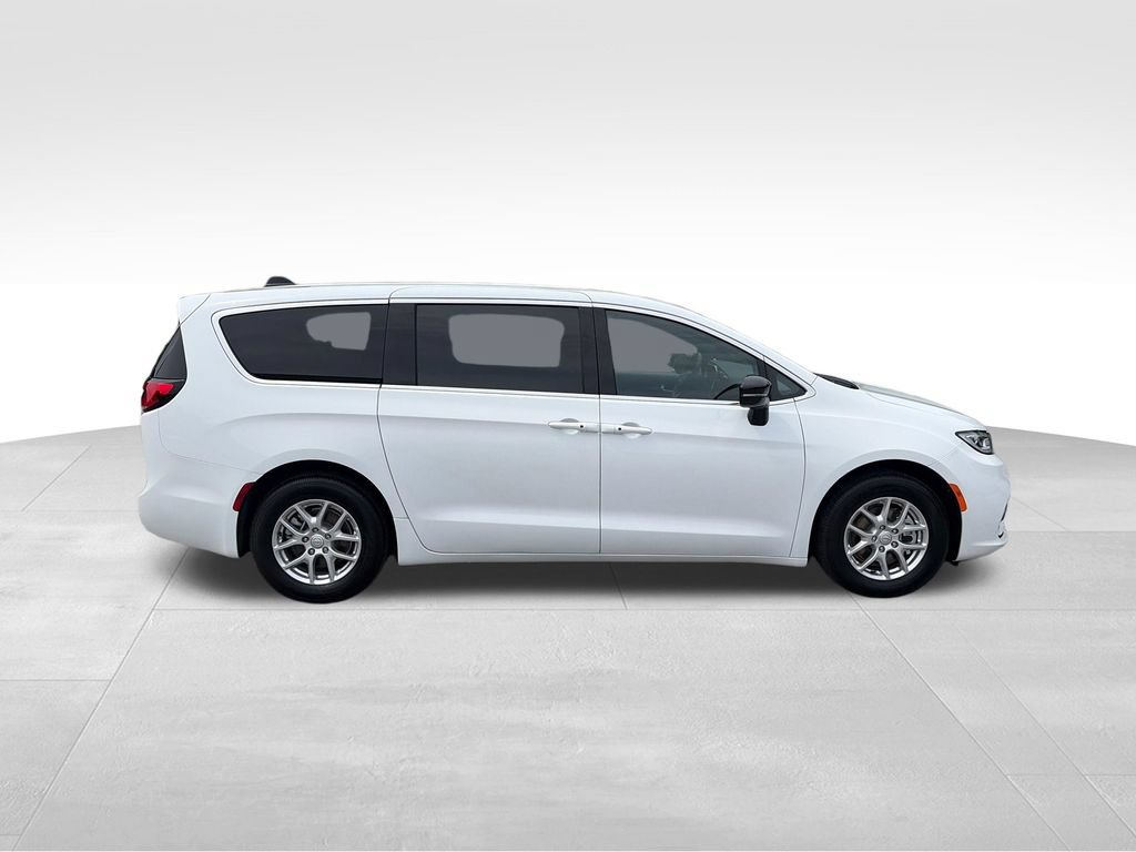 Used 2026 Chrysler Pacifica Select FWD image 7