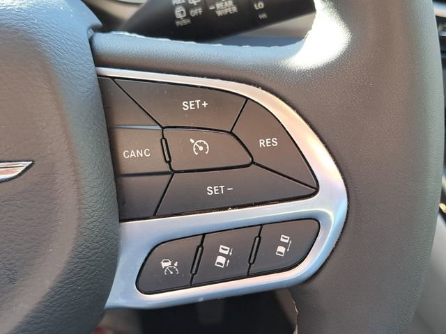 Used 2024 Chrysler Pacifica Touring-L image 18