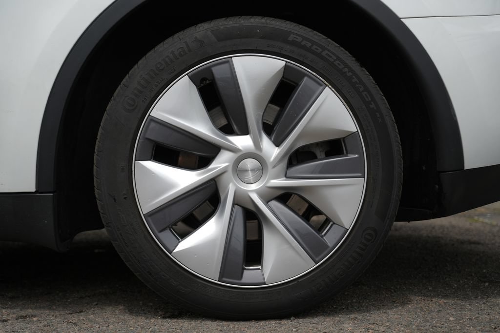 Used 2023 Tesla Model Y AWD image 14