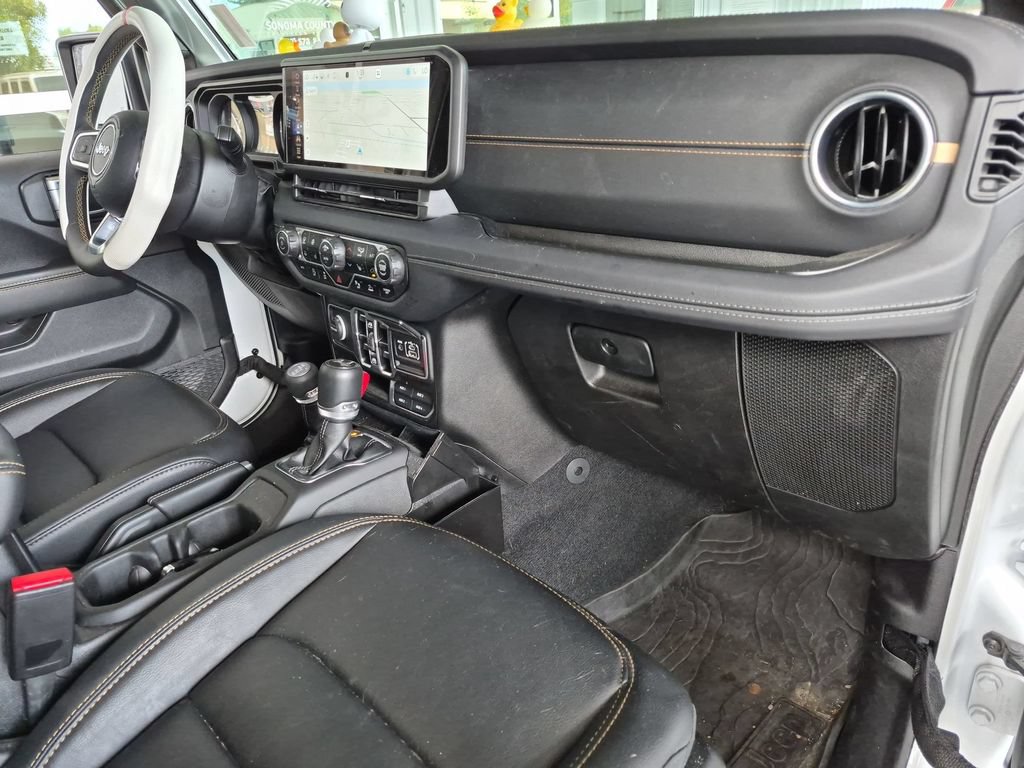 Used 2024 Jeep Wrangler Unlimited Sahara w/ Technology Group AWD/4WD image 19