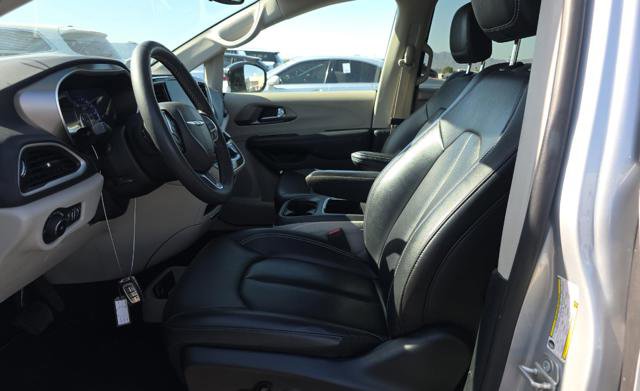Used 2024 Chrysler Pacifica Touring-L FWD image 6