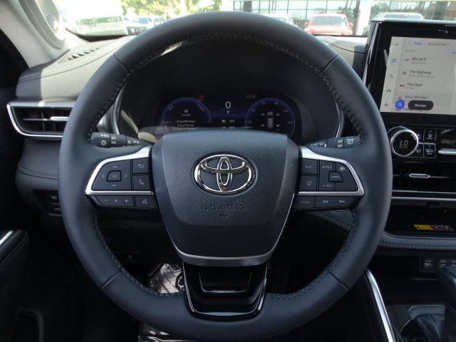 New 2026 Toyota Highlander Platinum AWD/4WD image 16