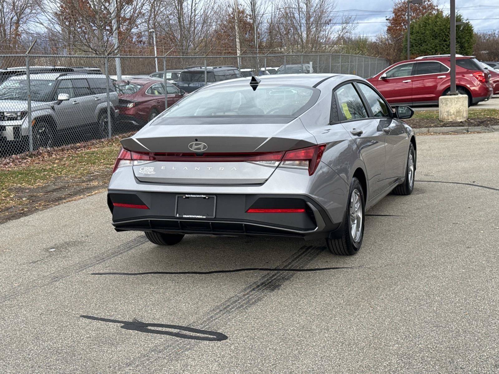 Used 2026 Hyundai Elantra SE FWD image 5