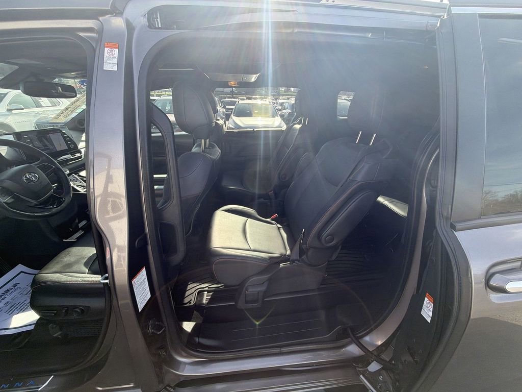 Used 2022 Toyota Sienna XSE w/ XSE Plus Package image 23