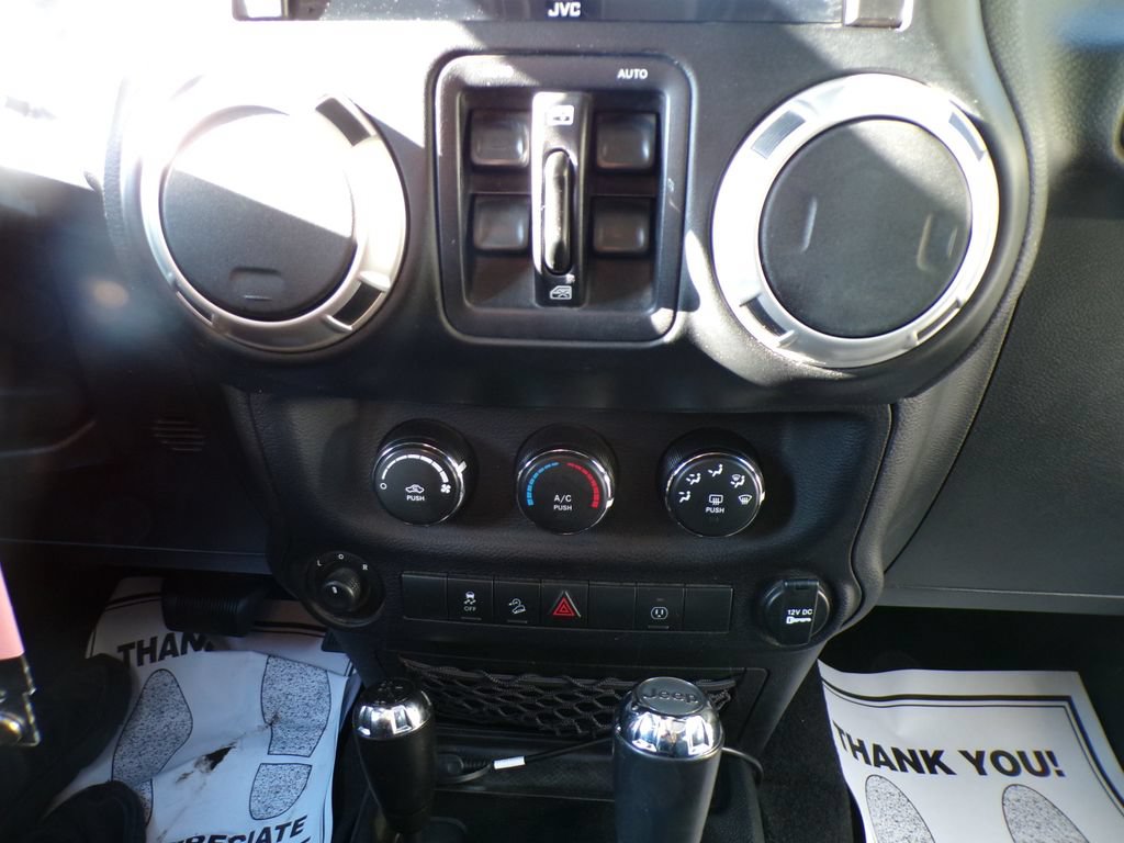 Used 2017 Jeep Wrangler Unlimited Sahara AWD/4WD image 26