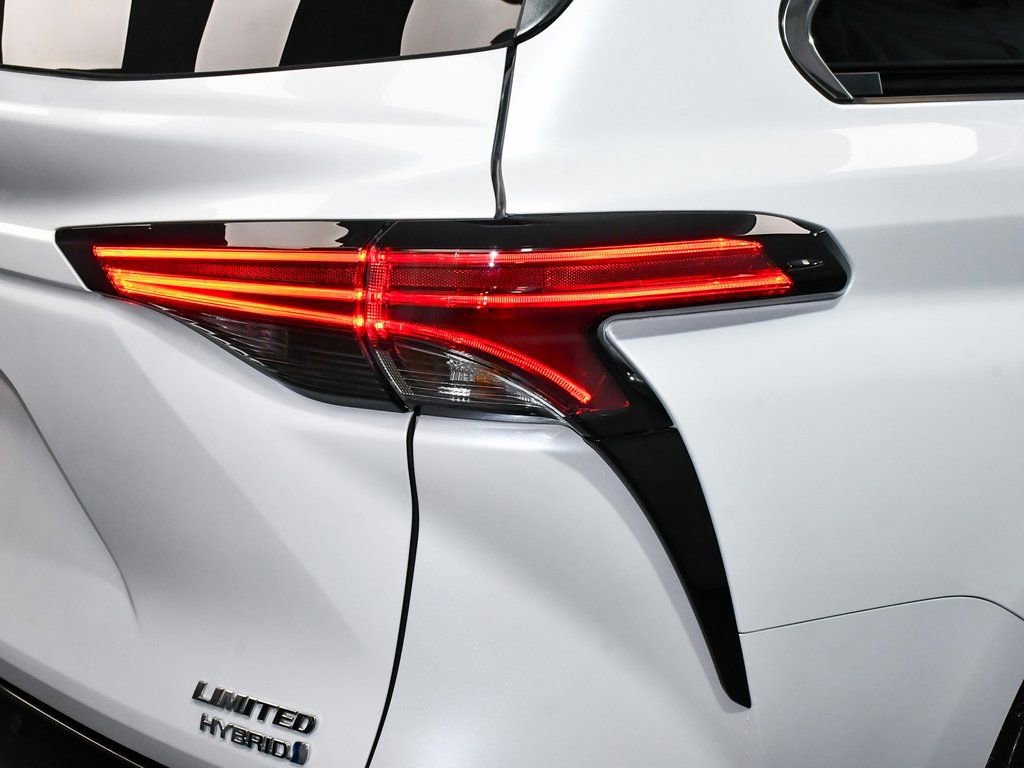 Used 2023 Toyota Sienna Limited image 88