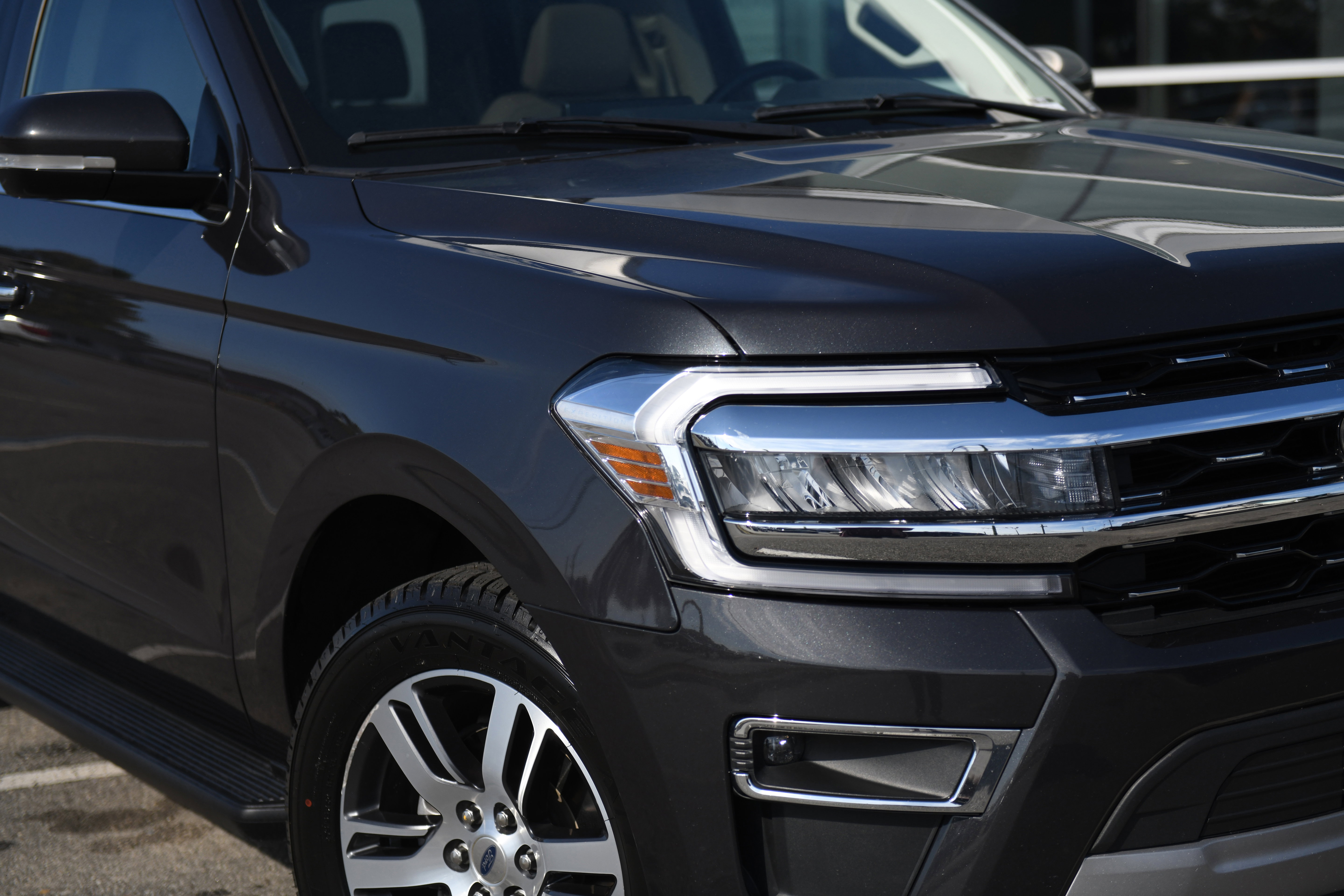 Used 2024 Ford Expedition Limited image 3