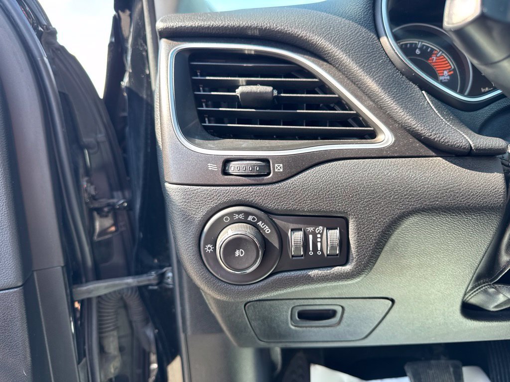 Used 2019 Jeep Cherokee Trailhawk AWD/4WD image 12