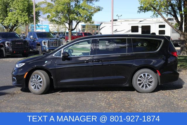 Used 2024 Chrysler Pacifica Select image 3
