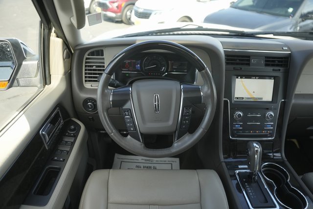 Used 2017 Lincoln Navigator Select image 24