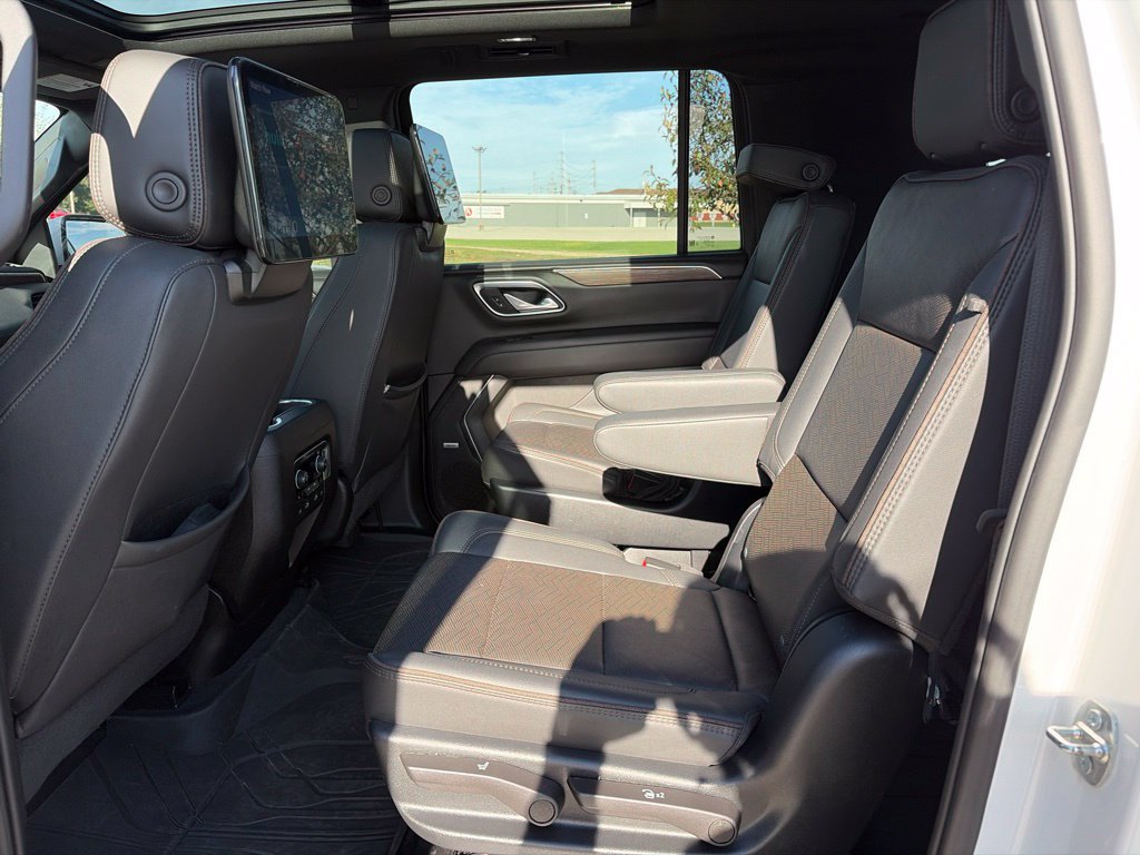 Used 2023 Chevrolet Suburban High Country w/ Premium Package 2 AWD/4WD image 43