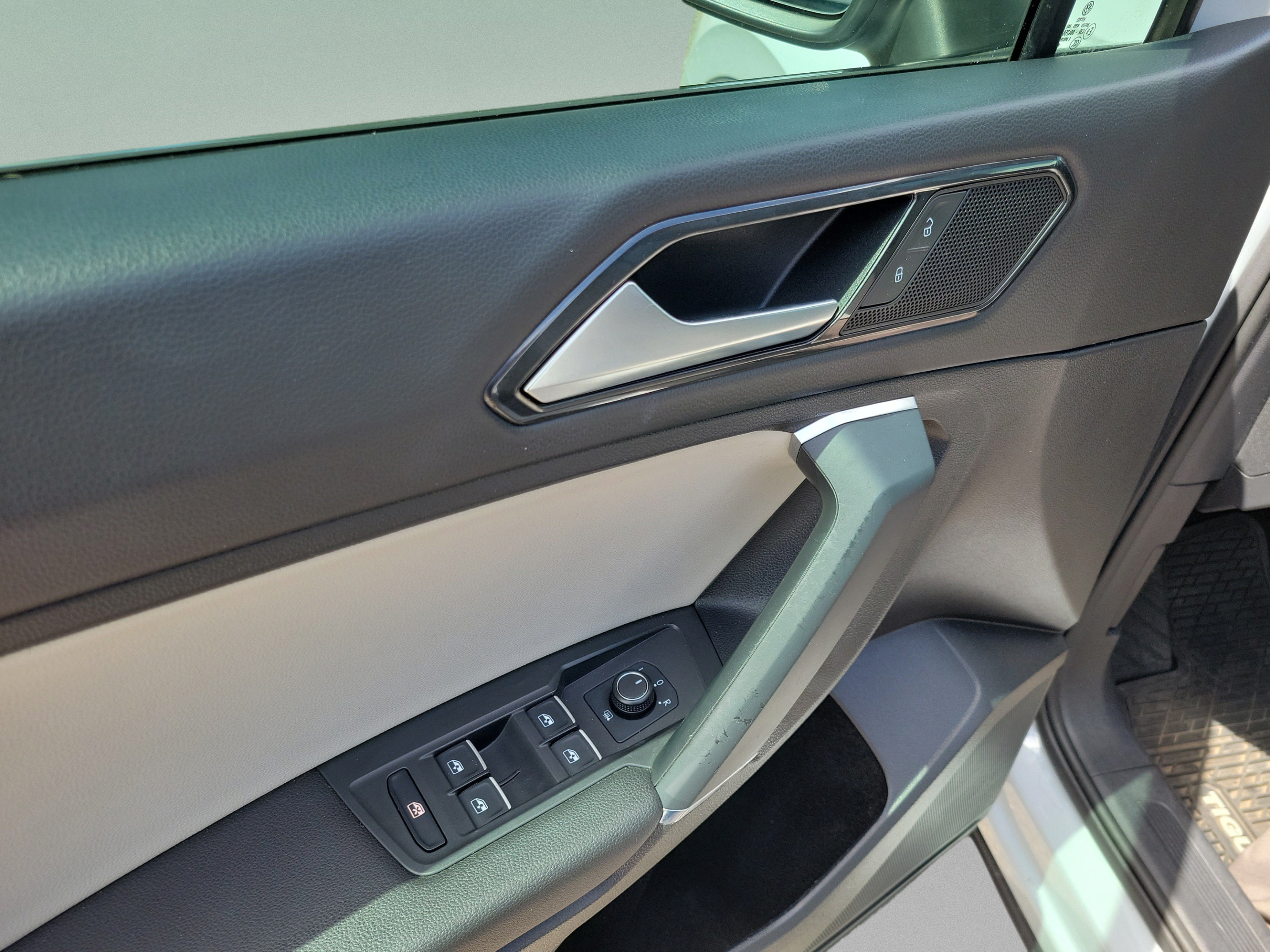 Used 2018 Volkswagen Tiguan SE w/ Panoramic Sunroof Package FWD image 15