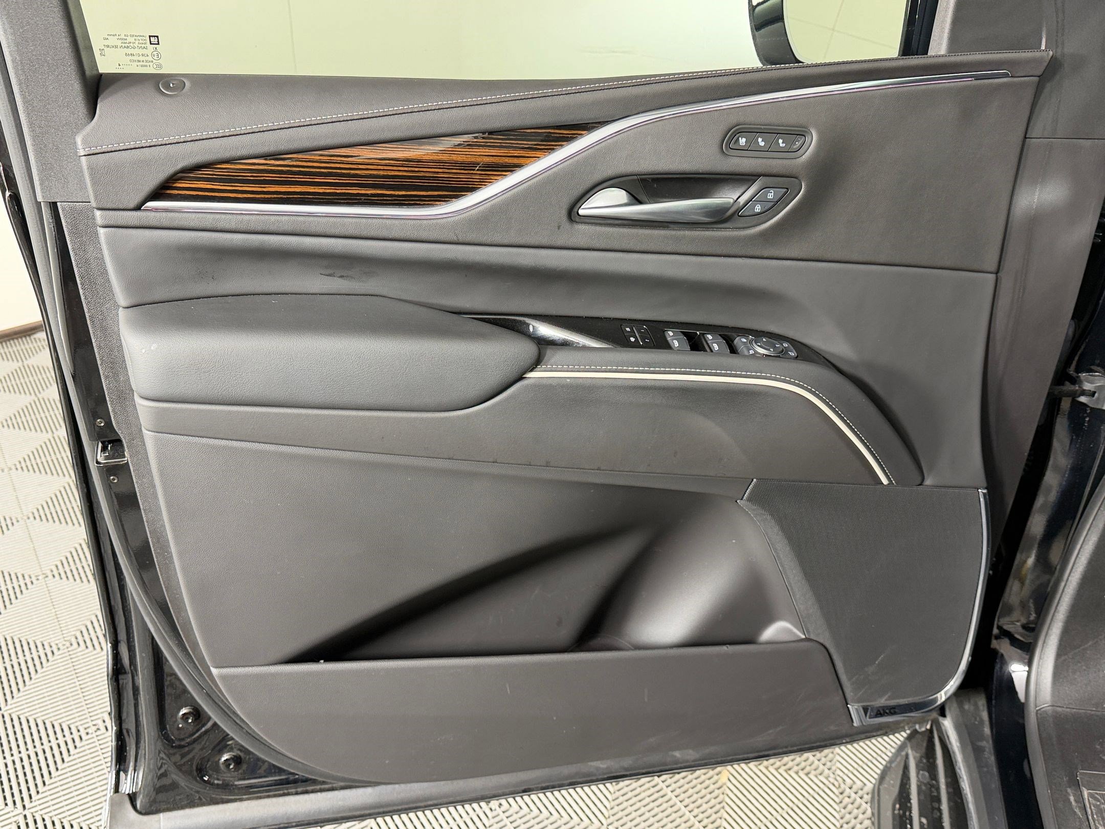 Used 2024 Cadillac Escalade Premium Luxury w/ Performance Package image 23