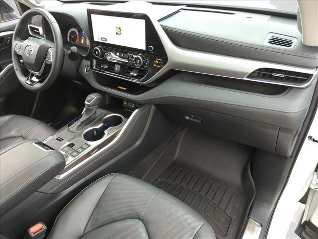 Certified 2024 Toyota Highlander Platinum FWD image 23