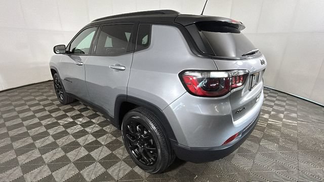 Used 2022 Jeep Compass Latitude w/ Sun and Sound Group AWD/4WD image 4
