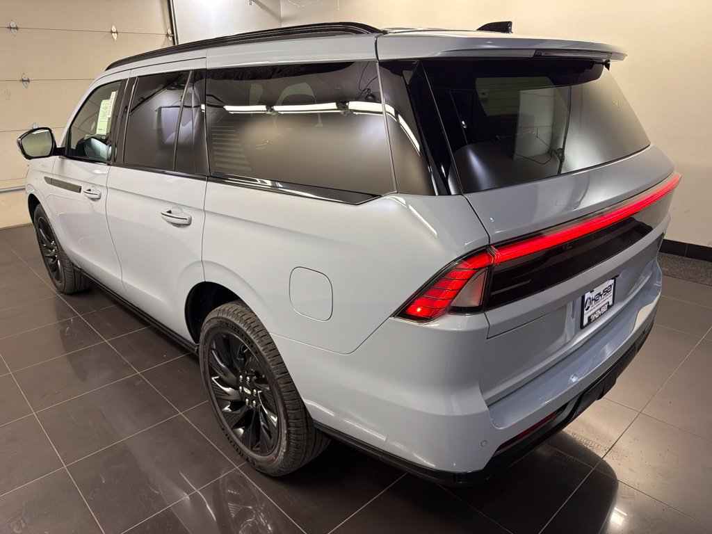 Used 2027 Lincoln Navigator Reserve w/ Jet Appearance Package AWD/4WD image 4