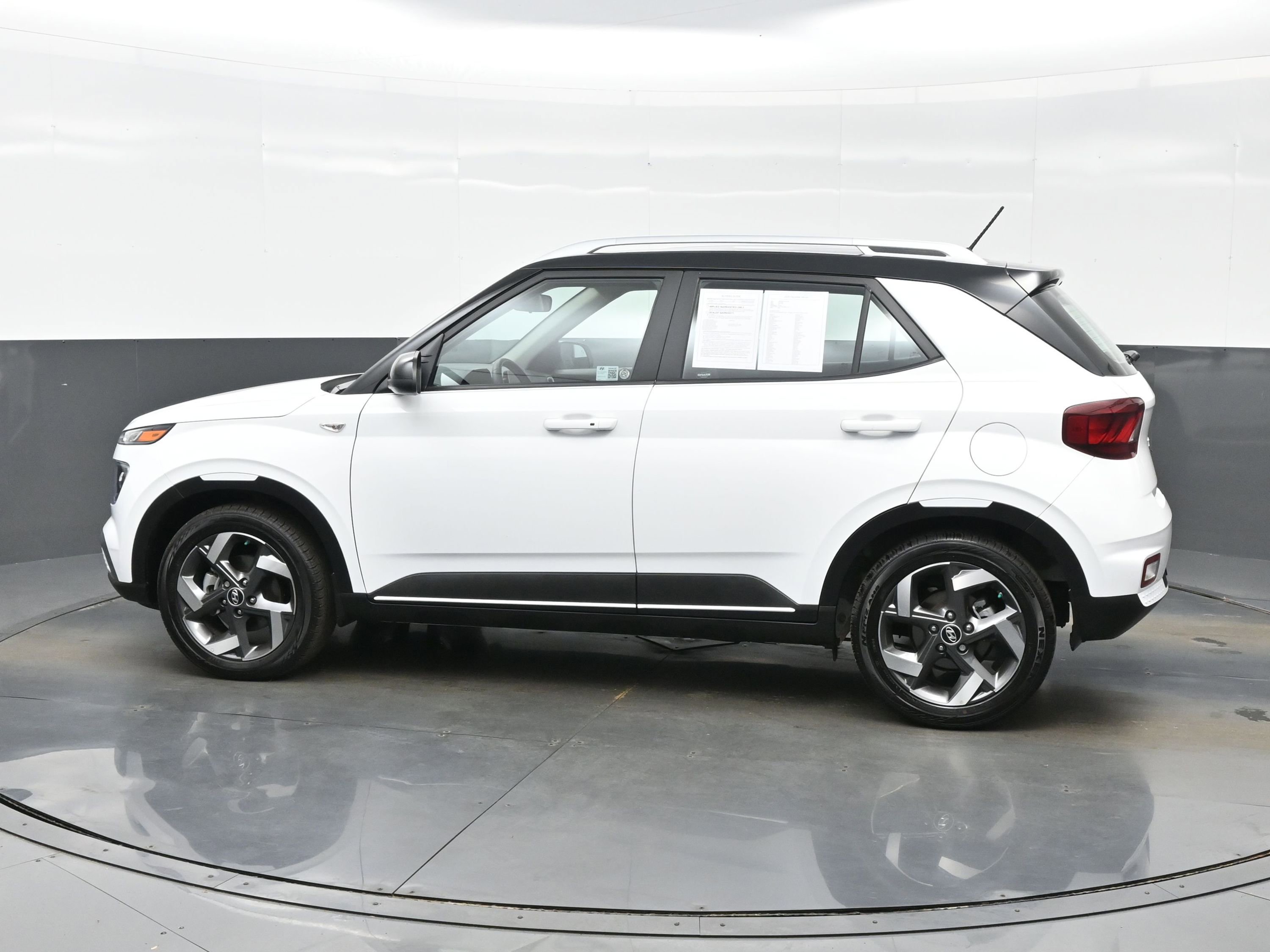 Certified 2025 Hyundai Venue Limited image 3