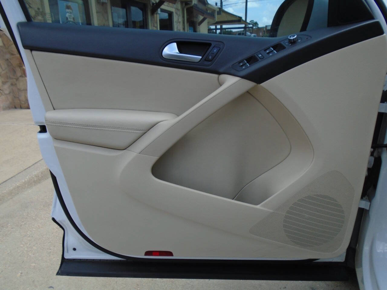 Used 2012 Volkswagen Tiguan SE FWD image 28
