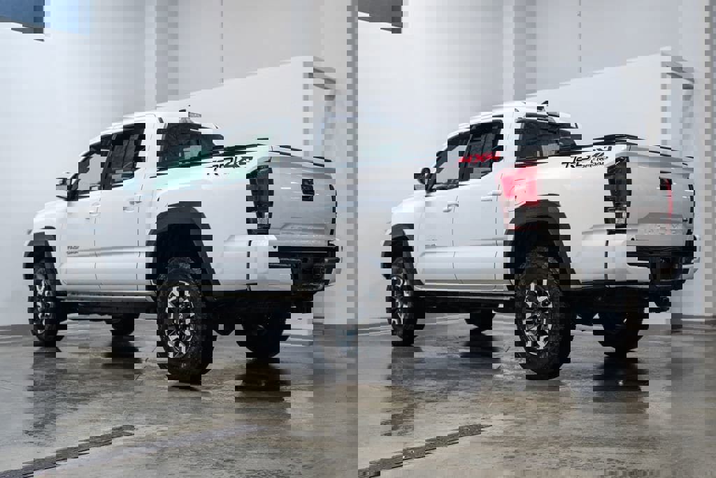 Used 2018 Toyota Tacoma TRD Off-Road w/ Technology Package image 7