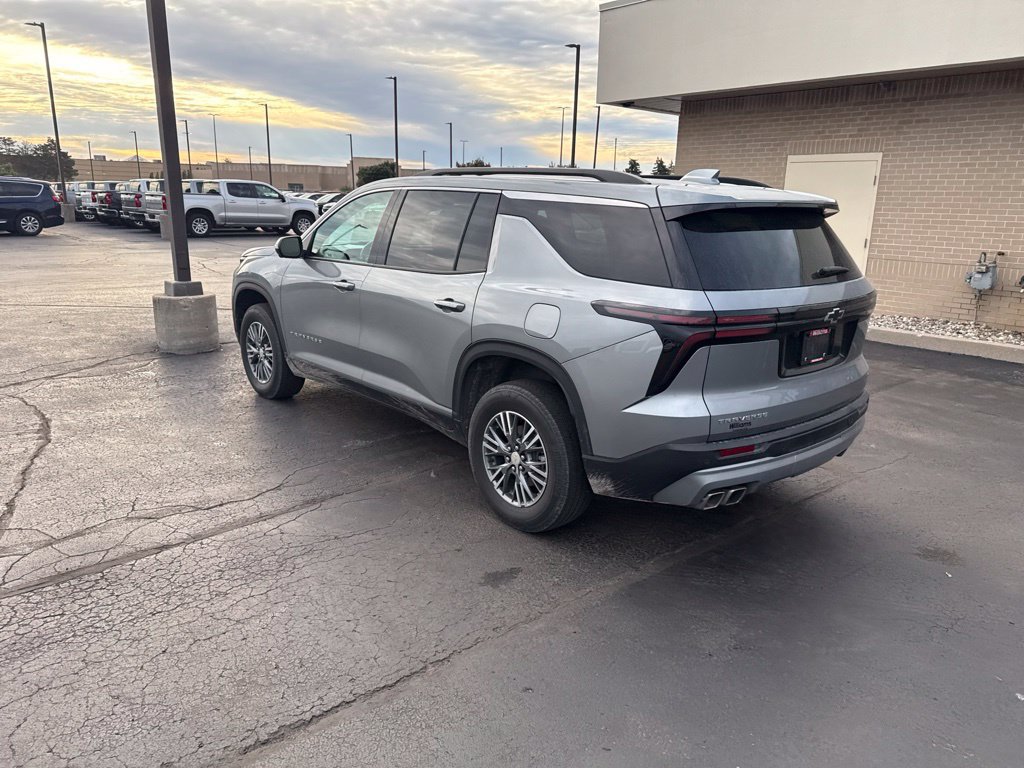 Used 2024 Chevrolet Traverse LT w/ Trailering Package FWD image 3