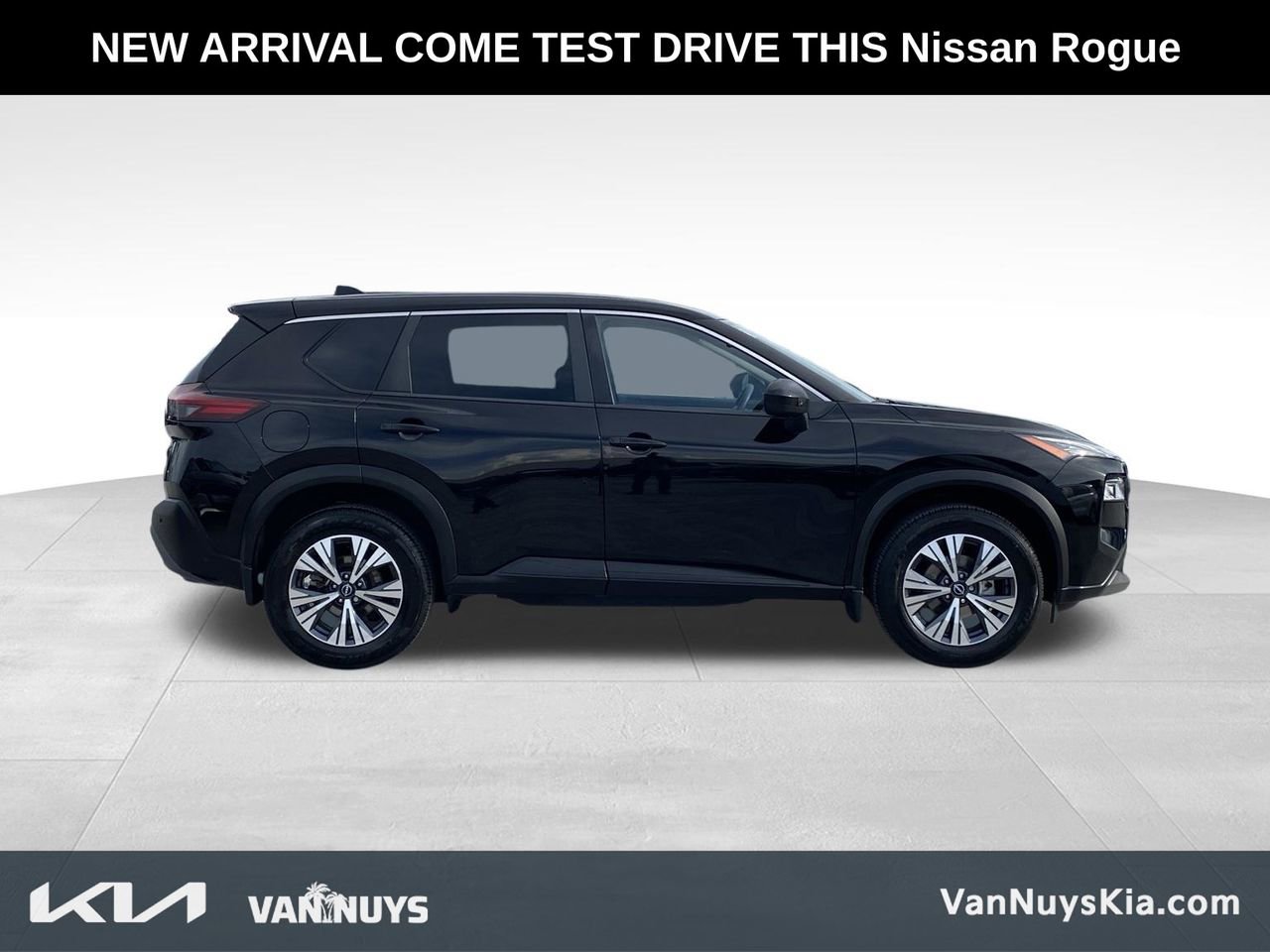 Used 2023 Nissan Rogue SV image 2