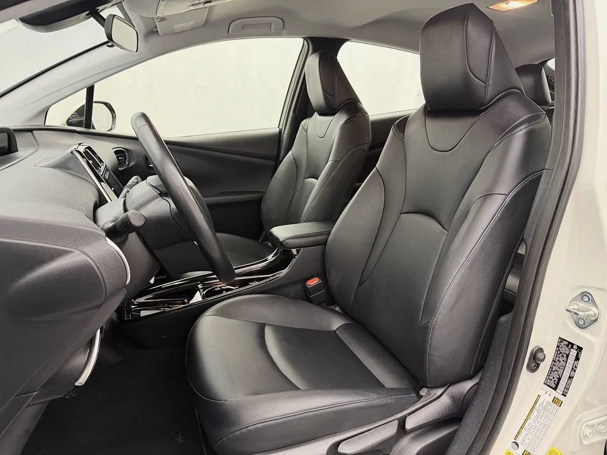 Used 2018 Toyota Prius Three Touring w/ Appearance Package FWD image 9