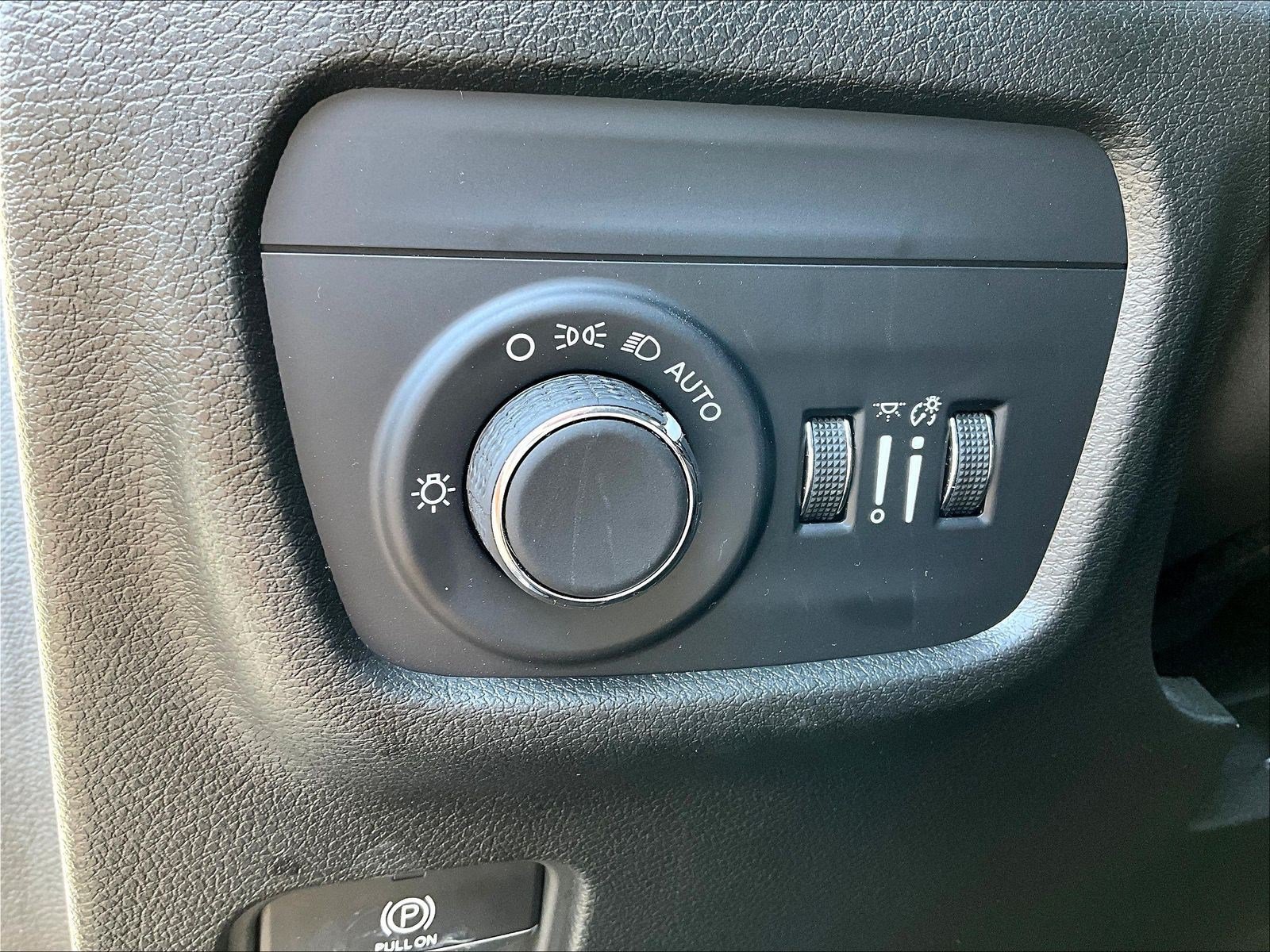 Used 2023 Jeep Grand Cherokee Laredo AWD/4WD image 36