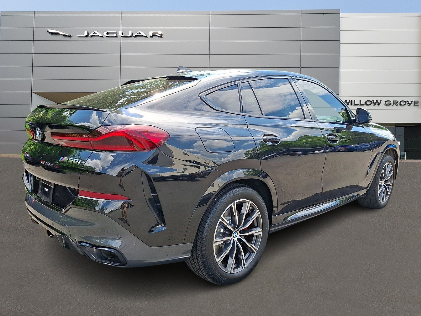 Used 2022 BMW X6 M50i w/ Executive Package AWD/4WD image 2