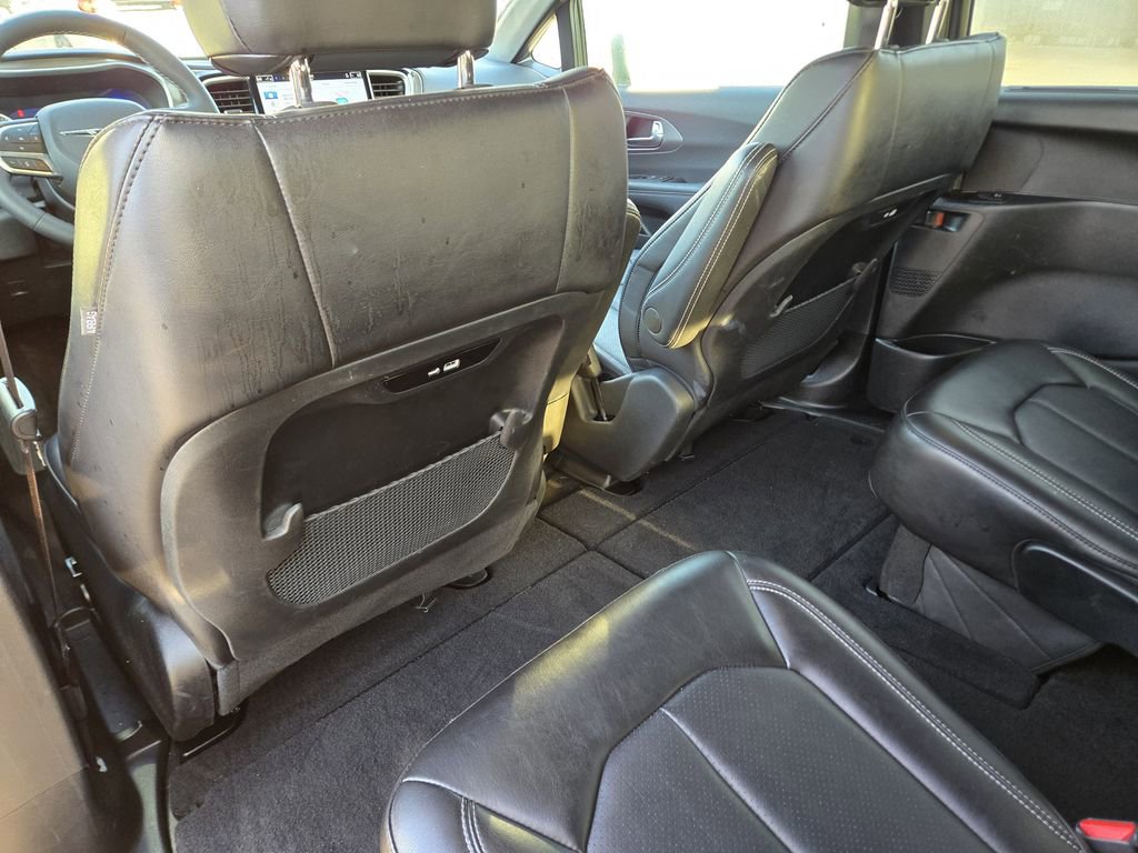Used 2025 Chrysler Pacifica Select image 18