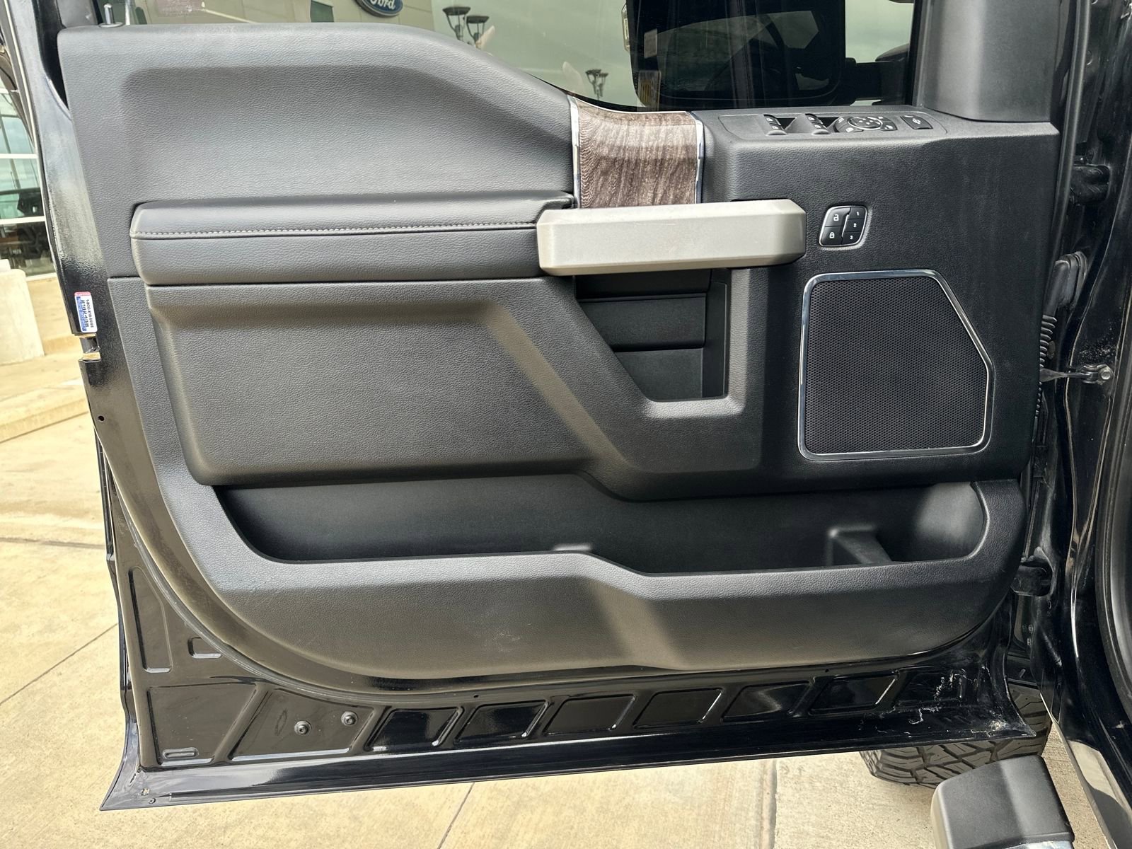 Used 2017 Ford F250 Lariat w/ Chrome Package image 10