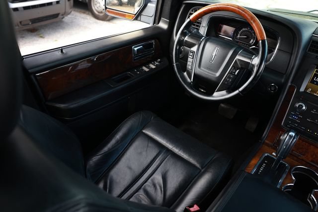 Used 2016 Lincoln Navigator Select RWD image 23