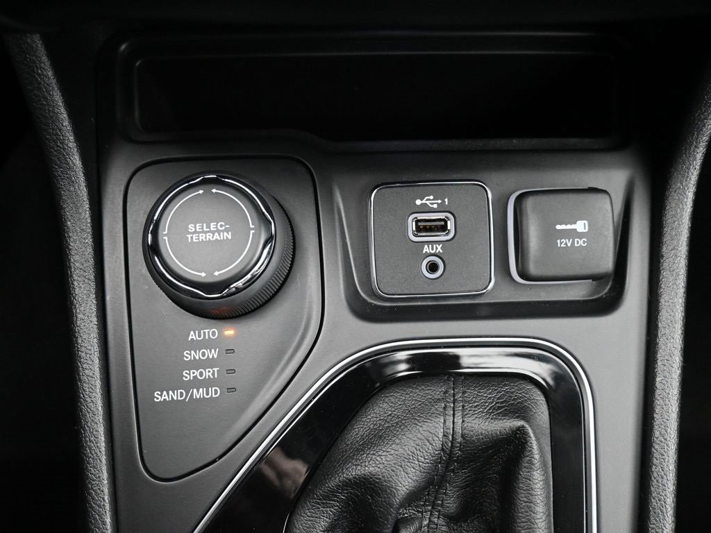 Used 2019 Jeep Cherokee Limited w/ Trailer Tow Group image 17