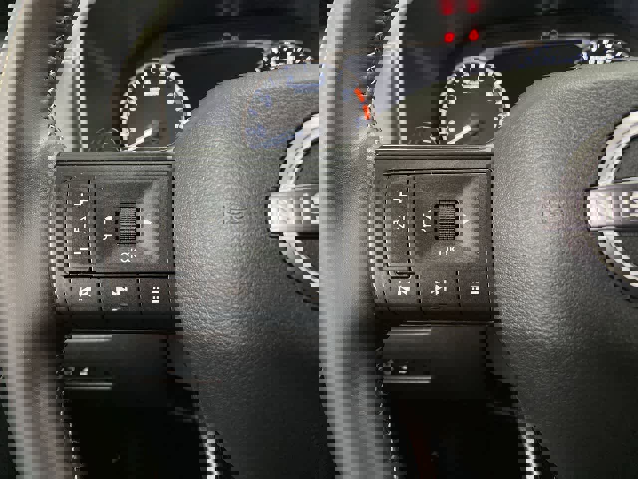 Used 2025 Nissan Rogue SV image 19