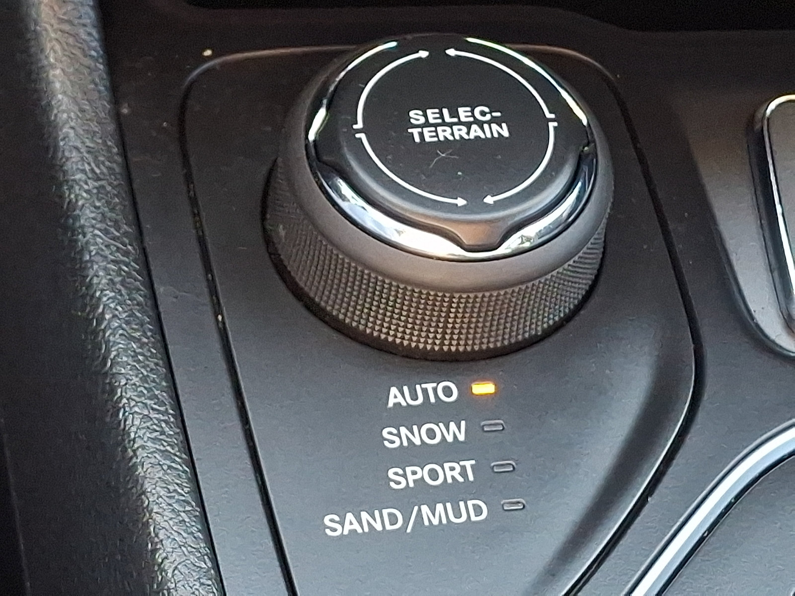 Used 2019 Jeep Cherokee Latitude Plus w/ Cold Weather Group AWD/4WD image 25